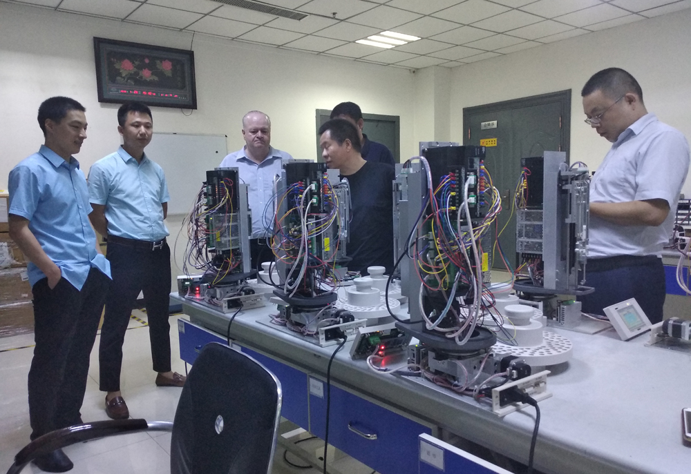 美國(guó)丹納赫參觀克萊克特生產(chǎn)車(chē)間 美國(guó)丹納赫參觀克萊克特生產(chǎn)車(chē)間