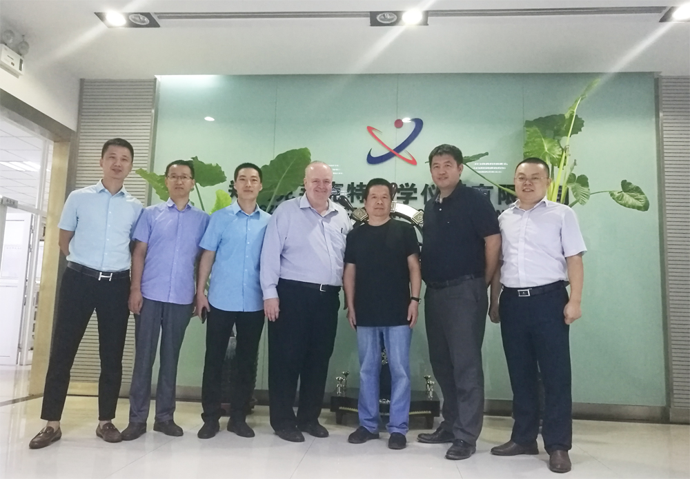 克萊克特領(lǐng)導(dǎo)與丹納赫負(fù)責(zé)人合影 克萊克特領(lǐng)導(dǎo)與丹納赫負(fù)責(zé)人合影